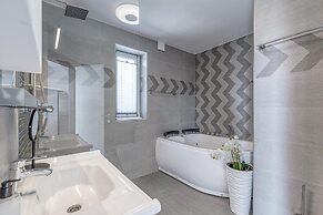 Pool & Whirlpool Villa Art Four