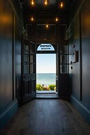 Luxe Beach Pad, Wow Sea Views at Coco By The Bay