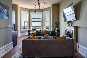 Luxe Beach Pad, Wow Sea Views at Coco By The Bay