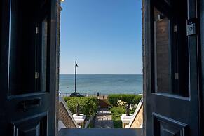Luxe Beach Pad, Wow Sea Views at Coco By The Bay