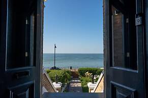 Luxury Beachfront Penthouse, Panoramic Sea Views