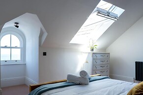 Luxury Beachfront Penthouse, Panoramic Sea Views