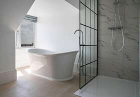 Luxury Beachfront Penthouse, Panoramic Sea Views