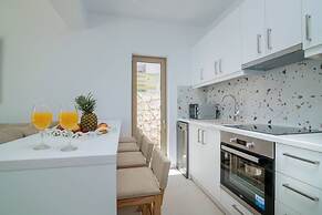 Thelxi s Suites - Brand New Seaview Suites - Thelxi s Suite II - Brand