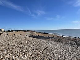 Impeccable 2-bed Apartment in Eastbourne