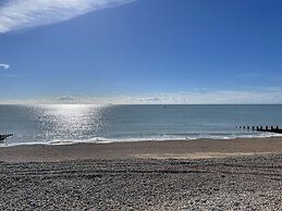 Impeccable 2-bed Apartment in Eastbourne