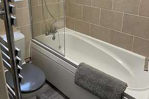 2-bed, Sleeps 4, Free Parking, Pets Allowed