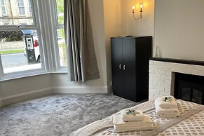 2-bed, Sleeps 4, Free Parking, Pets Allowed