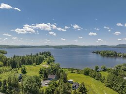 Lovely LacBrome 3 Bdrm Lakefront Cottage