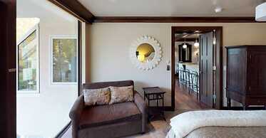 3 Bedroom Platinum-rated Penthouse in Cascade Village, Steps to Chair 