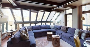 3 Bedroom Platinum-rated Penthouse in Cascade Village, Steps to Chair 