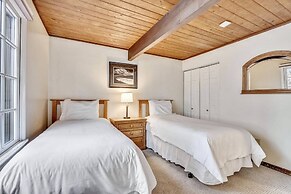 Downtown 2 Bedroom Mountain Vacation Rental in the Heart of Downtown A