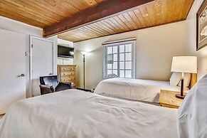 Downtown 2 Bedroom Mountain Vacation Rental in the Heart of Downtown A