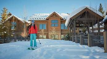 Premier Ski in, Ski-out 2 Bedroom Condo With Spectacular Views, Heated