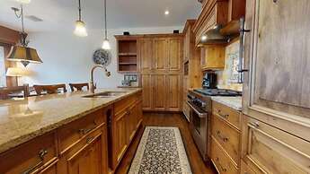 Luxury 4 Bedroom Penthouse in Lionshead Village With Rooftop Pool, Jus