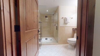 Luxury 4 Bedroom Penthouse in Lionshead Village With Rooftop Pool, Jus