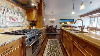 Luxury 4 Bedroom Penthouse in Lionshead Village With Rooftop Pool, Jus