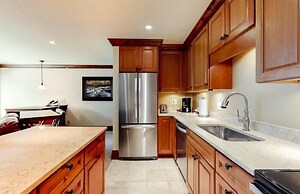 Luxury Ski in, Ski out 1 Bedroom Mountain Residence in the Heart of Li