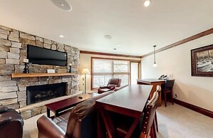 Luxury Ski in, Ski out 1 Bedroom Mountain Residence in the Heart of Li