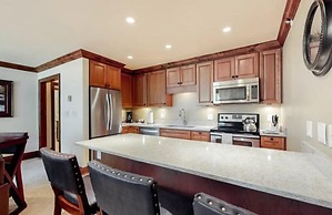 Luxury Ski in, Ski out 1 Bedroom Mountain Residence in the Heart of Li