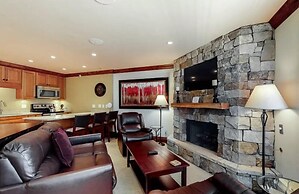 Luxury Ski in, Ski out 1 Bedroom Mountain Residence in the Heart of Li