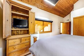 Chic Ski In, Ski Out 2 Bedroom Penthouse in Beaver Creek Village