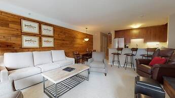 2 Bedroom Boutique Resort Condo With Hot Tub Access and Within Walking