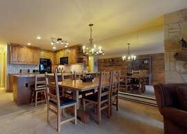 2 Bedroom Boutique Resort Condo With Hot Tub Access and Within Walking