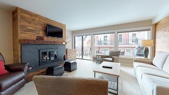 2 Bedroom Boutique Resort Condo With Hot Tub Access and Within Walking