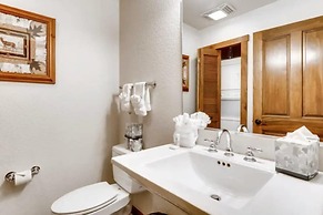 Downtown Breckenridge 2 Bedroom Condo - Steps to Lifts and Main Street