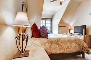 Downtown Breckenridge 2 Bedroom Condo - Steps to Lifts and Main Street
