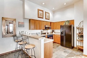Downtown Breckenridge 2 Bedroom Condo - Steps to Lifts and Main Street