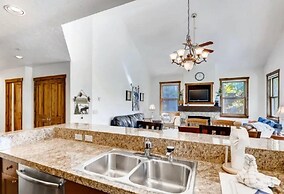 3 Bedroom Mountain Vacation Rental on Historic Downtown Main Street Wi