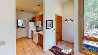 Comfortable and Cozy 2 Bedroom Condo Near Chair Lift 20 in Cascade Vil