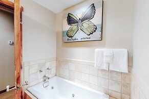 Perfectly Placed 2 Bedroom Vacation Rental in Historic Downtown Brecke