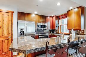 Perfectly Placed 2 Bedroom Vacation Rental in Historic Downtown Brecke