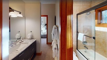 Cascade Village 3 Bedroom Condo With Pool, Hot Tubs, and On-demand Shu