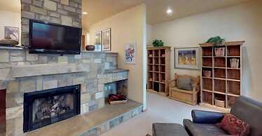 Cascade Village 3 Bedroom Condo With Pool, Hot Tubs, and On-demand Shu