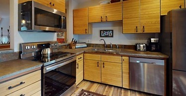 Cascade Village 3 Bedroom Condo With Pool, Hot Tubs, and On-demand Shu