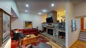 Cascade Village 3 Bedroom Condo With Pool, Hot Tubs, and On-demand Shu