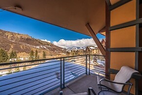 Luxury 2 Bedroom Ski in, Ski out Mountain Vacation Rental Near Treehou