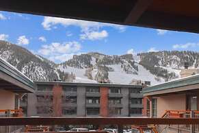 2 Bedroom Condo in Downtown Aspen, Just One Block to Silver Queen Gond