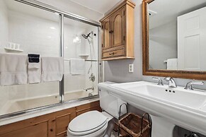 2 Bedroom Condo in Downtown Aspen, Just One Block to Silver Queen Gond