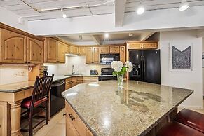 2 Bedroom Condo in Downtown Aspen, Just One Block to Silver Queen Gond