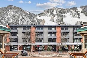 2 Bedroom Condo in Downtown Aspen, Just One Block to Silver Queen Gond