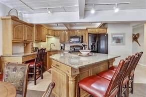 2 Bedroom Condo in Downtown Aspen, Just One Block to Silver Queen Gond