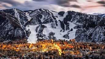 2 Bedroom Condo in Downtown Aspen, Just One Block to Silver Queen Gond