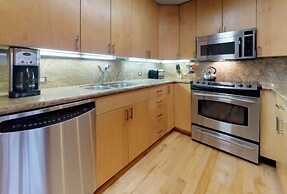 3 Bedroom Condo at Boutique Resort With Hot Tub Access and Within Walk