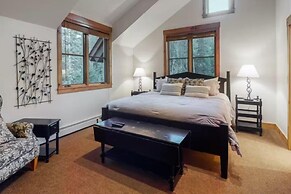 4 Bedroom Townhome in East Keystone Along Shuttle Route to River Run V