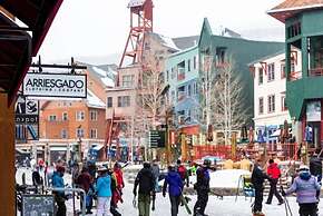 Beautiful 2 Bedroom Mountain Condo in River Run Village With Hot Tub A